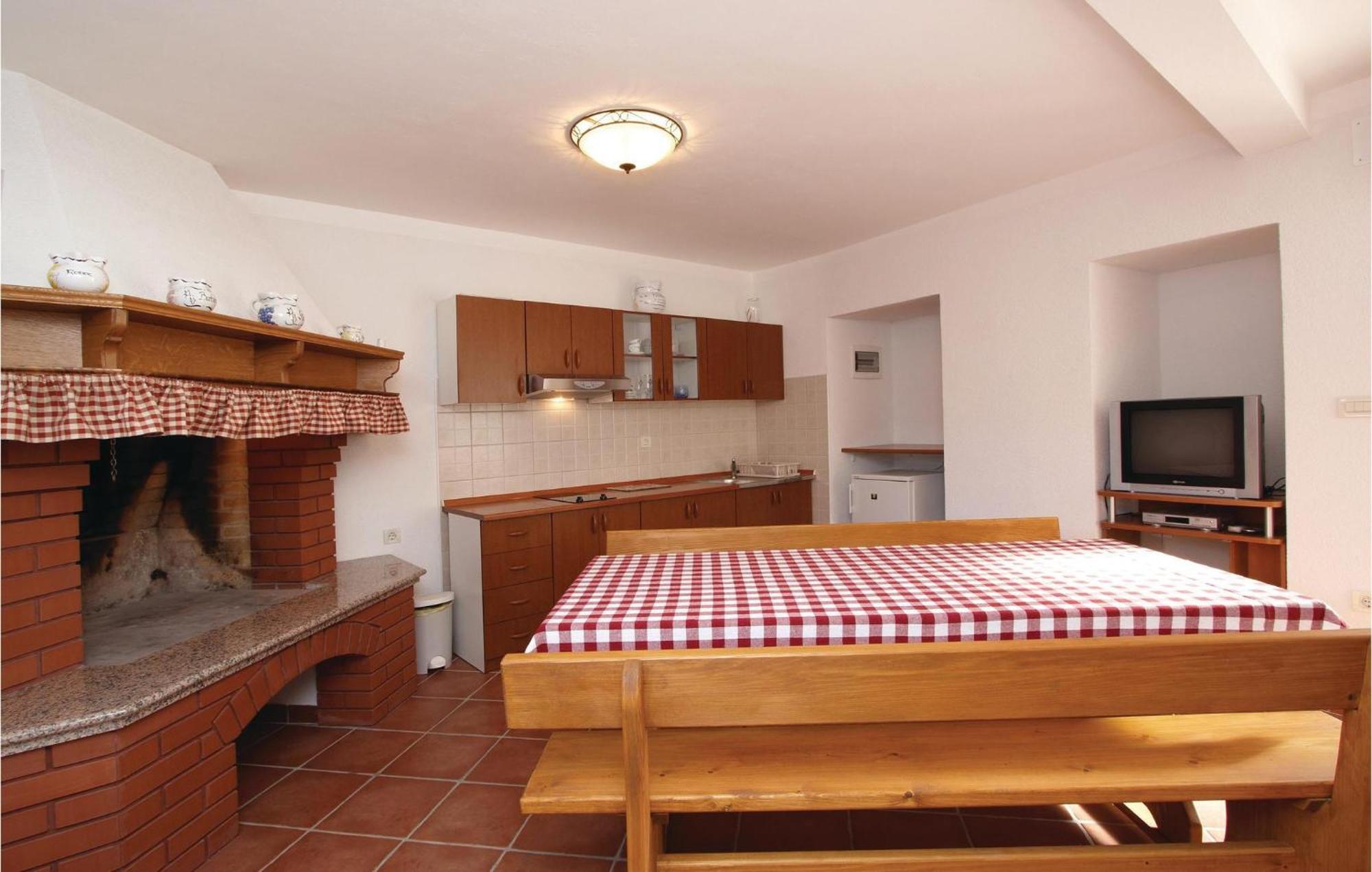 2 Bedroom Awesome Apartment In Plomin Dış mekan fotoğraf